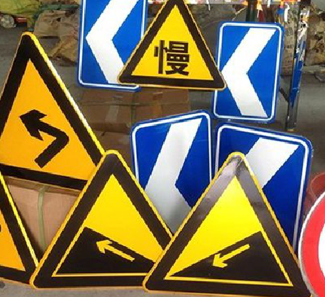 赤壁标识标牌中颜色的确定是很重要的。