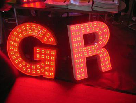 赤壁LED发光字常见的安装误区。